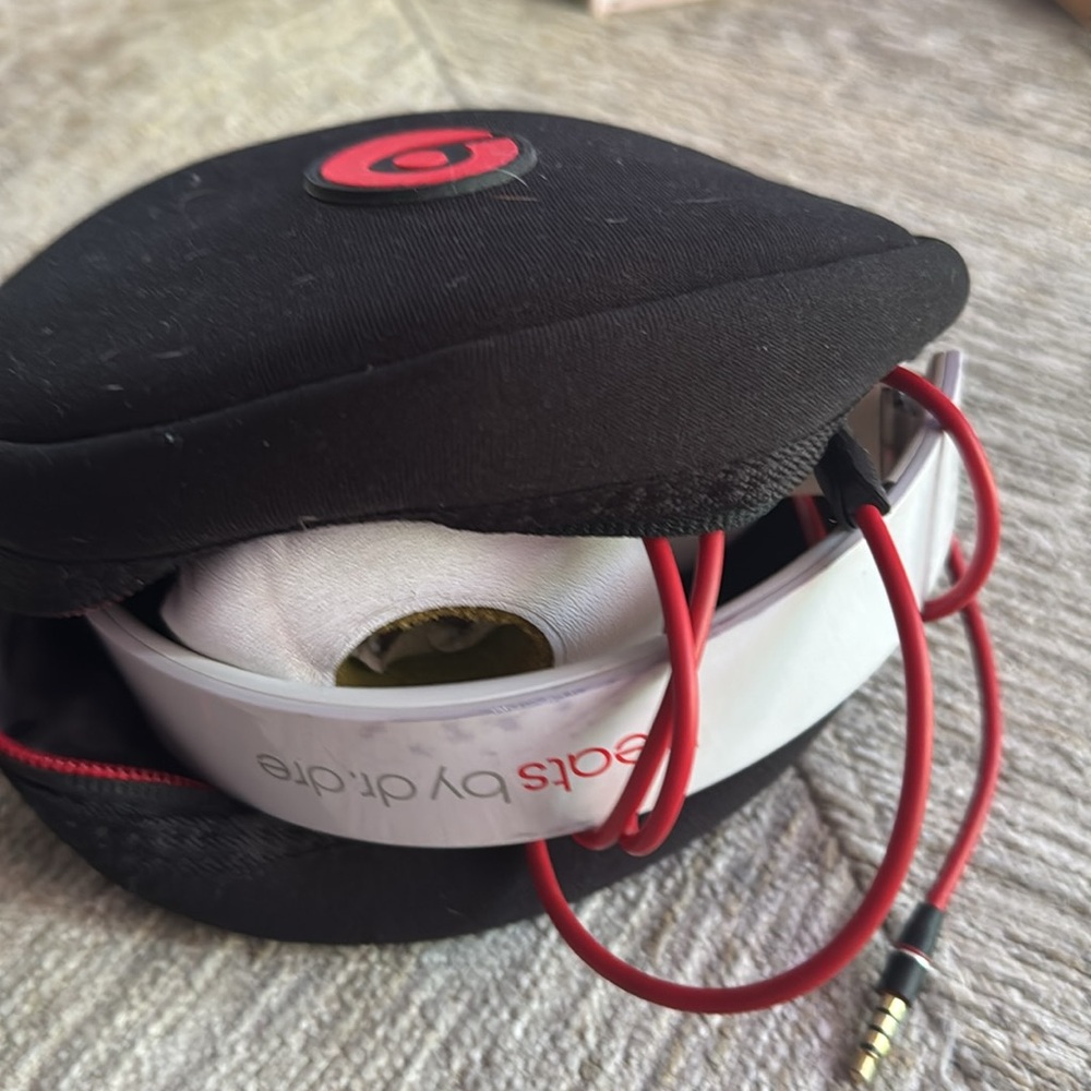 Beats by Dre Headphones - Picture 4 of 4